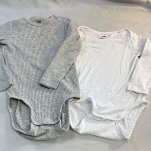 H&M - Pair of Kids Long Sleeve Bodysuit Duo in Gray and White Onesie tops